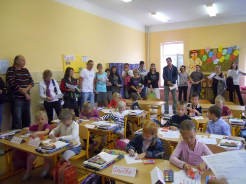 Prváčci (a také druháci a třeťáci) první den ve škole v Popovicích - 3.9.2012